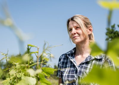 Photographe Viticole. Portrait de vigneronne, adhérente à la coopérative De Barfontarc, à Baroville (10)
