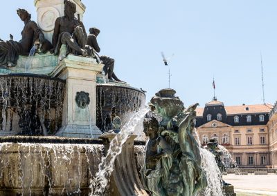 Photographe d'illustration pour la presse magazine en tourisme, patrimoine, voyage. La fontaine du Breuil sur la place du Breuil. Le Puy-en-Velay (43)