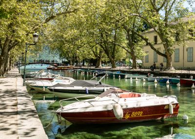 Photographe d'illustration pour la presse magazine en tourisme, patrimoine, voyage. Barques le long du canal du Vassé. Annecy (74)