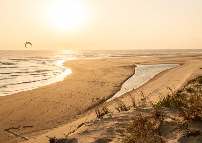 Photographe d'illustration pour la presse magazine en tourisme, patrimoine, voyage. Plage des Blockaus au couché du soleil, au Cap Ferret