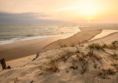 Photographe d'illustration pour la presse magazine en tourisme, patrimoine, voyage. Plage des Blockaus au couché du soleil, au Cap Ferret