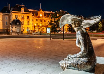 Photographe d'illustration pour la presse magazine en tourisme, patrimoine, voyage. Lili, Bronze du sculpteur Andras Lapis, devant la Préfecture de Troyes