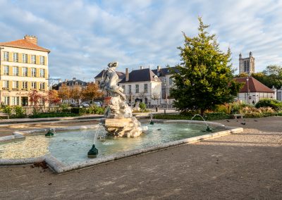 Photographe d'illustration pour la presse magazine en tourisme, patrimoine, voyage. Bassin face à la Préfecture de l'Aube de nuit, Place Libération Troyes, Aube (10)