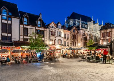 Photographe d'illustration pour la presse magazine en tourisme, patrimoine, voyage. Troyes, centre ville la nuit.