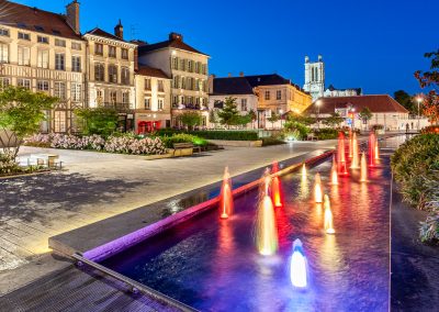 Photographe d'illustration pour la presse magazine en tourisme, patrimoine, voyage. Nouveau bassin face à la Préfecture de l'Aube de nuit, Place Libération Troyes, Aube (10)