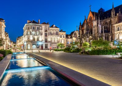 Photographe d'illustration pour la presse magazine en tourisme, patrimoine, voyage. Nouveau bassin face à la Préfecture de l'Aube de nuit, Place Libération Troyes, Aube (10)