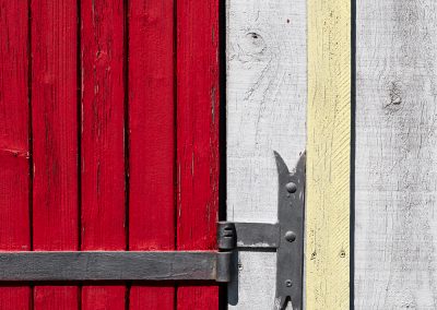 Photographe d'illustration pour la presse magazine en tourisme, patrimoine, voyage. Détails d'architectures des cabanes de pêcheurs colorées dans le petit port pittoresque de Biganos sur le delta de la Leyre, dans le Bassin d'Arcachon.