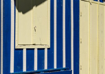 Photographe d'illustration pour la presse magazine en tourisme, patrimoine, voyage. Détails d'architectures des cabanes de pêcheurs colorées dans le petit port pittoresque de Biganos sur le delta de la Leyre, dans le Bassin d'Arcachon.