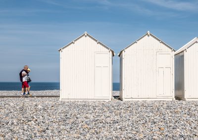 Photographe d'illustration pour la presse magazine en tourisme, patrimoine, voyage. Cayeux-sur-Mer (80) : Cabanes de plage et plage de galets