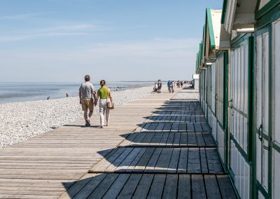 Photographe d'illustration pour la presse magazine en tourisme, patrimoine, voyage. Cayeux-sur-Mer (80) : Cabanes de plage et plage de galets