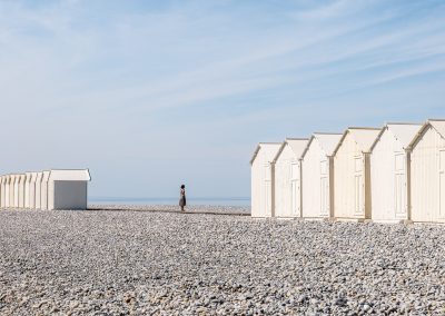 Photographe d'illustration pour la presse magazine en tourisme, patrimoine, voyage. Cayeux-sur-Mer (80) : Cabanes de plage et plage de galets