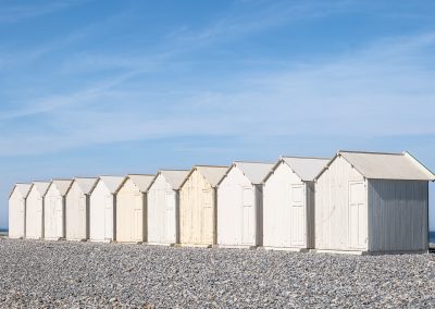 PPhotographe d'illustration pour la presse magazine en tourisme, patrimoine, voyage. Cayeux-sur-Mer (80) : Cabanes de plage et plage de galets