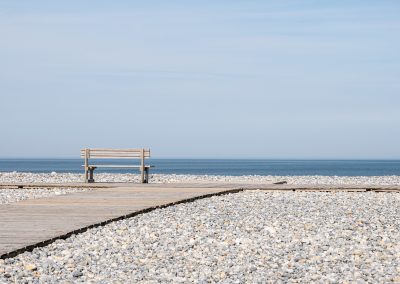 Photographe d'illustration pour la presse magazine en tourisme, patrimoine, voyage. Cayeux-sur-Mer (80) : Cabanes de plage et plage de galets