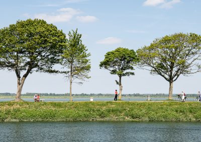 Photographe d'illustration pour la presse magazine en tourisme, patrimoine, voyage. Promenade sur la digue à Saint-Valery-sur-Somme.