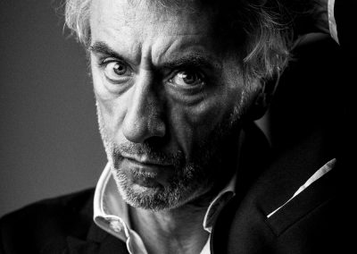 Portrait d'artiste de François Rouseau, chanteur, acteur et coach vocal.