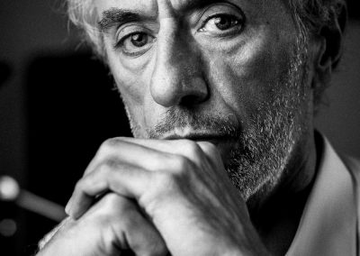 Portrait d'artiste de François Rouseau, chanteur, acteur et coach vocal.