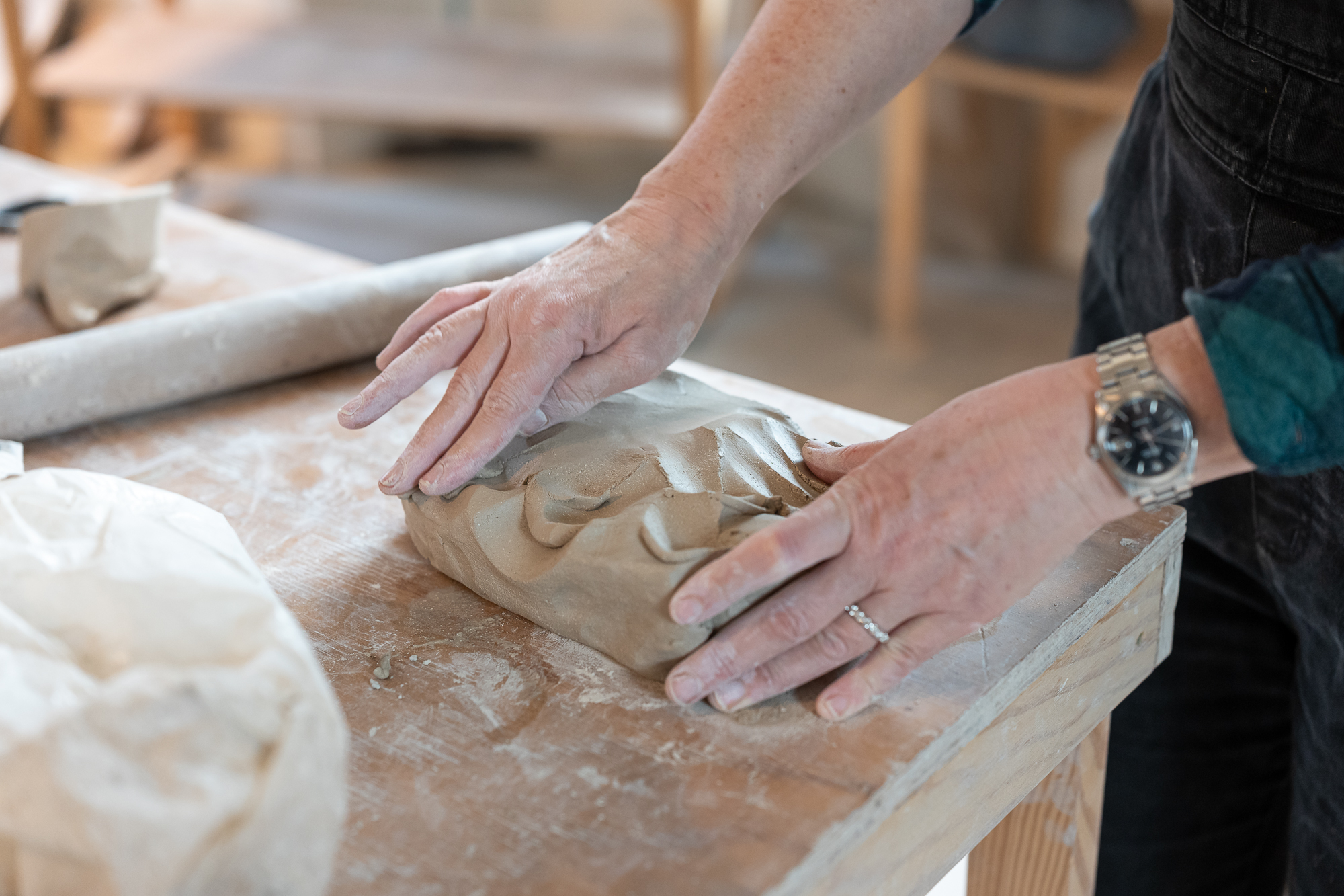 Reportage photos et portrait de Marie Fougerol, Céramiste d'art contemporaine. Synopsis à disposition