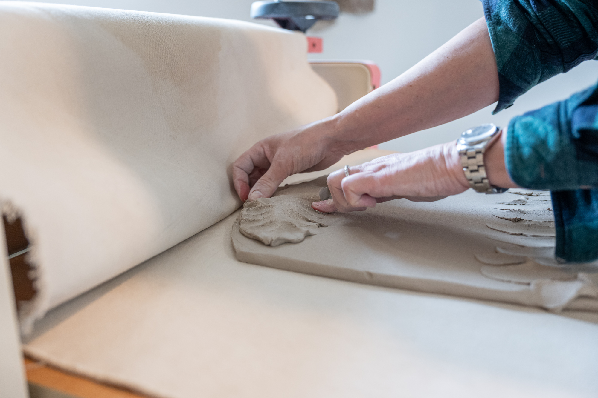 Reportage photos et portrait de Marie Fougerol, Céramiste d'art contemporaine. Synopsis à disposition