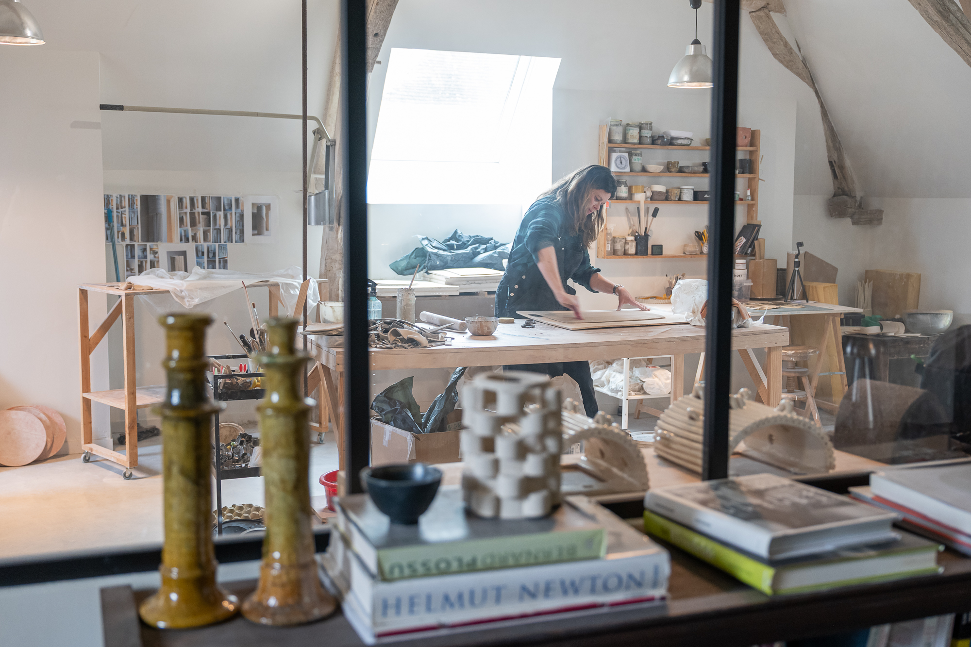 Reportage photos et portrait de Marie Fougerol, Céramiste d'art contemporaine. Synopsis à disposition