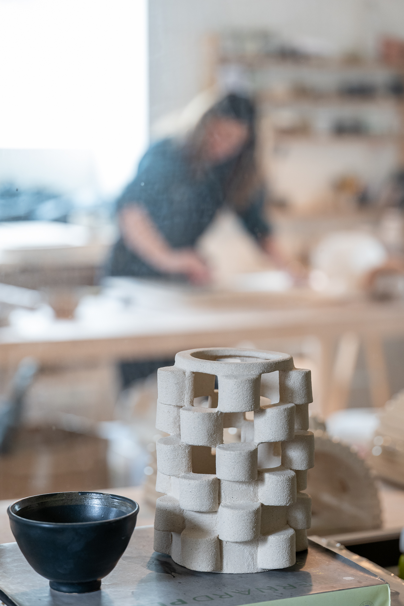 Reportage photos et portrait de Marie Fougerol, Céramiste d'art contemporaine. Synopsis à disposition