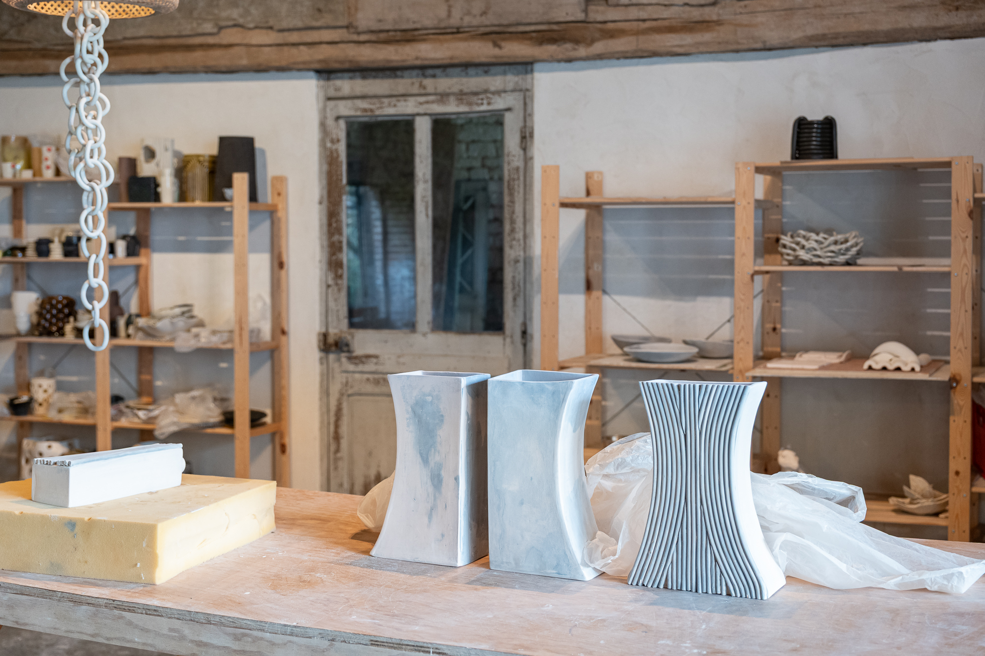 Reportage photos et portrait de Marie Fougerol, Céramiste d'art contemporaine. Synopsis à disposition