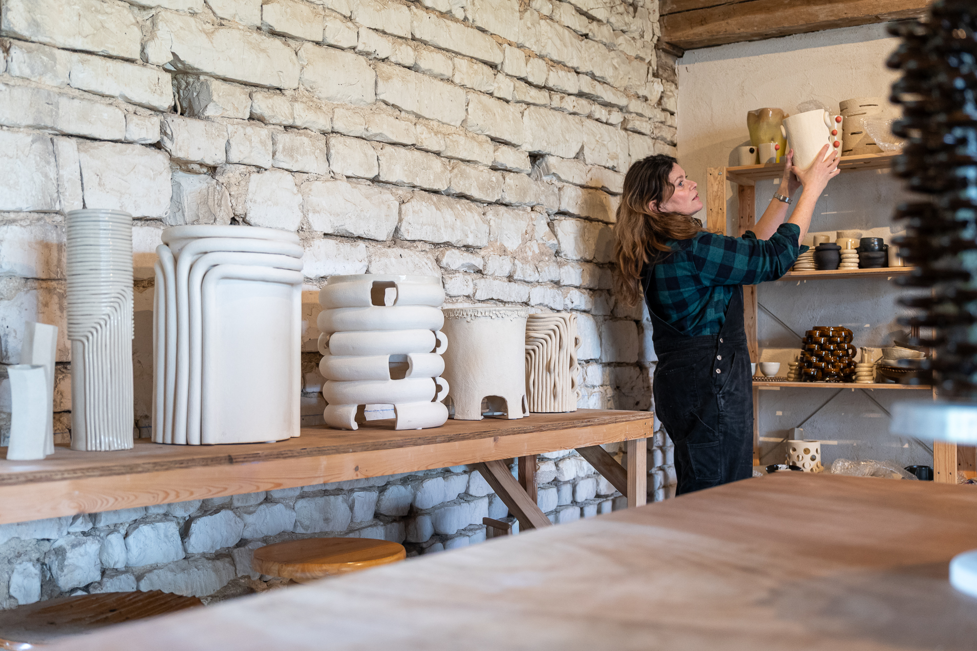 Reportage photos et portrait de Marie Fougerol, Céramiste d'art contemporaine. Synopsis à disposition