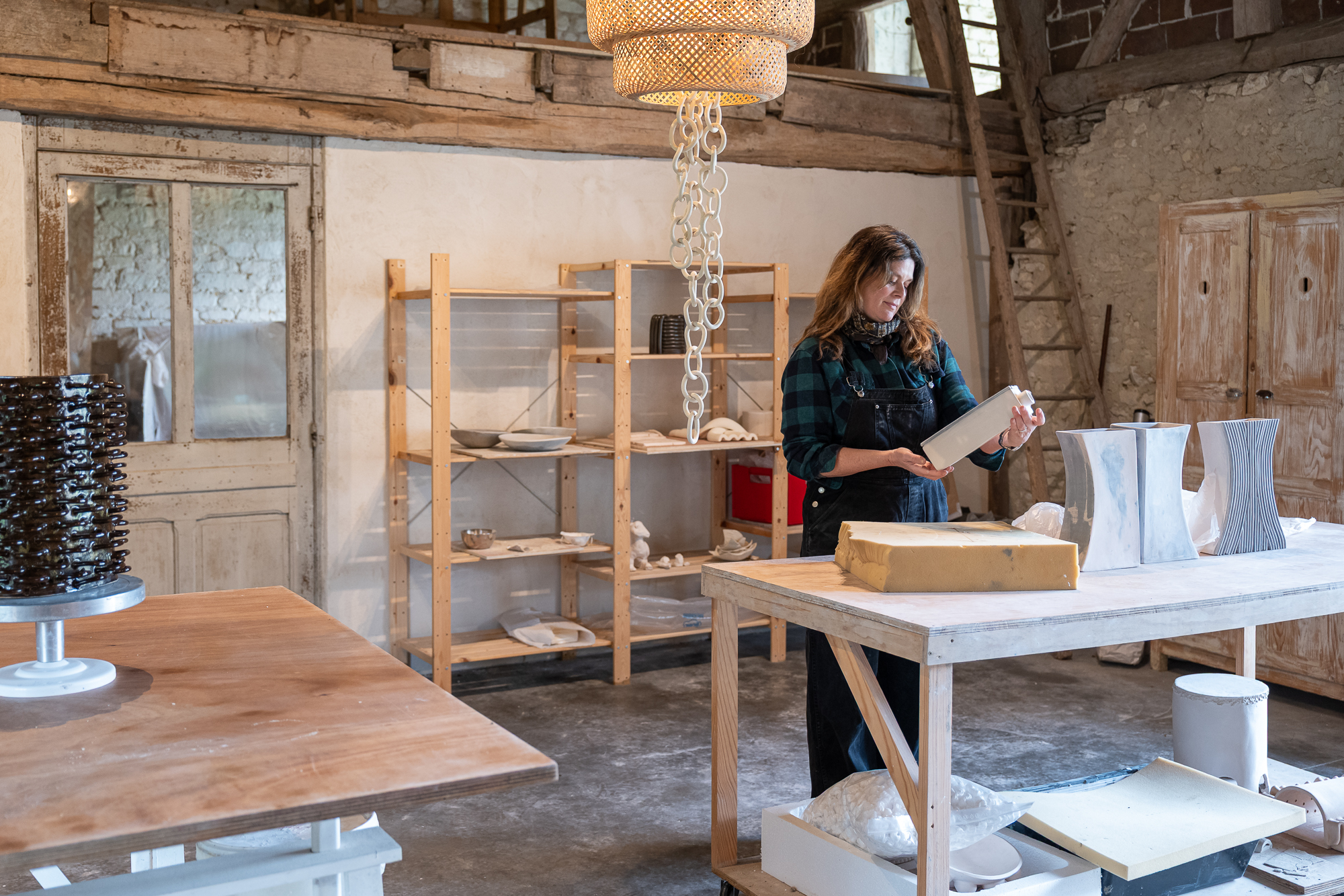 Reportage photos et portrait de Marie Fougerol, Céramiste d'art contemporaine. Synopsis à disposition