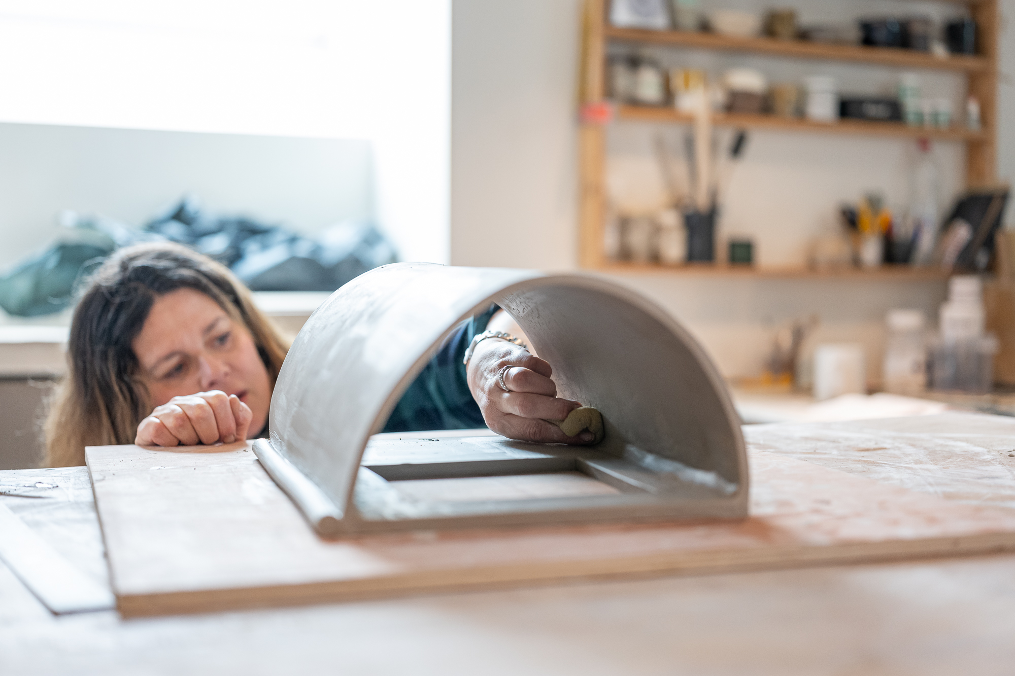 Reportage photos et portrait de Marie Fougerol, Céramiste d'art contemporaine. Synopsis à disposition