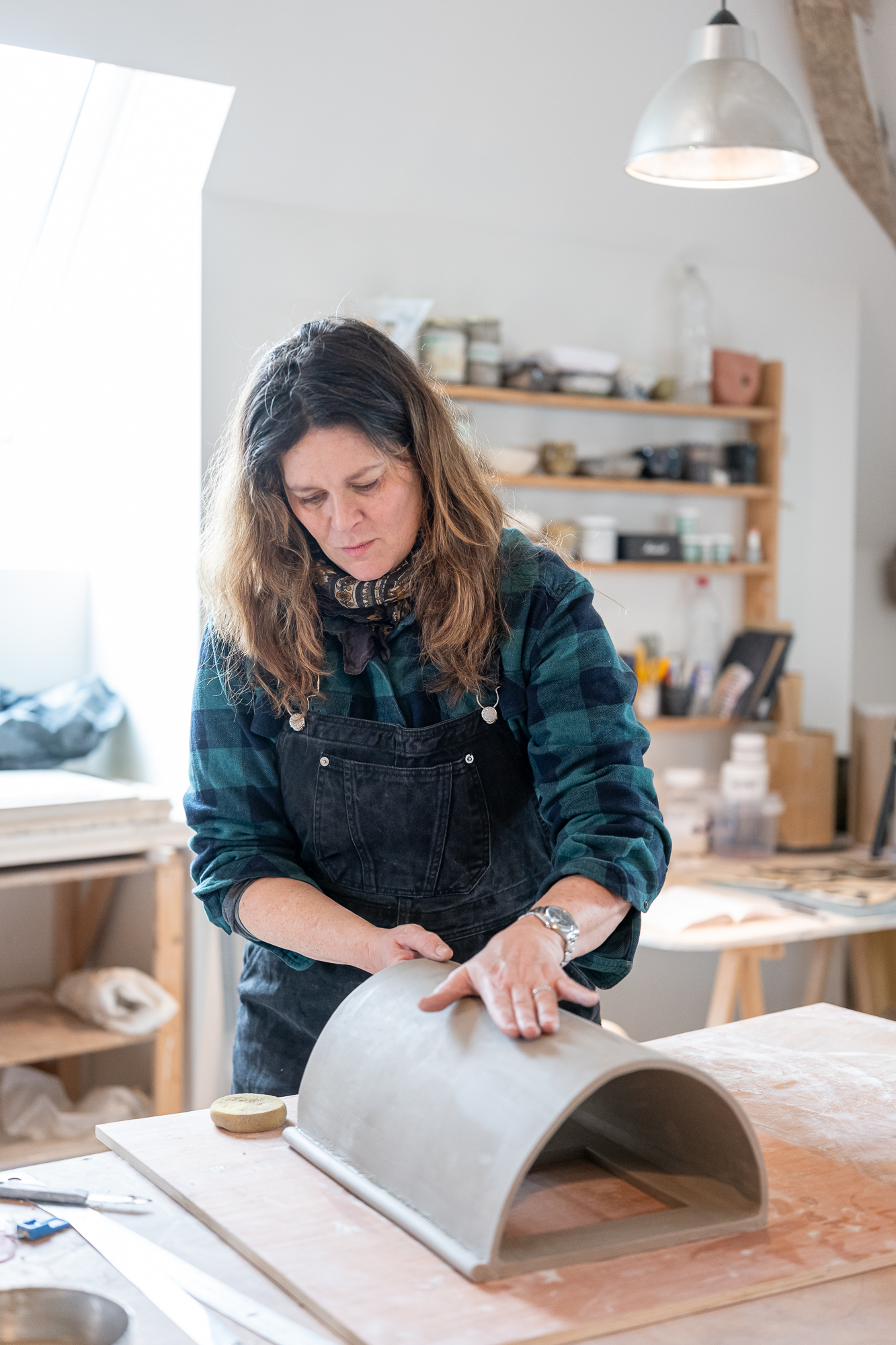 Reportage photos et portrait de Marie Fougerol, Céramiste d'art contemporaine. Synopsis à disposition
