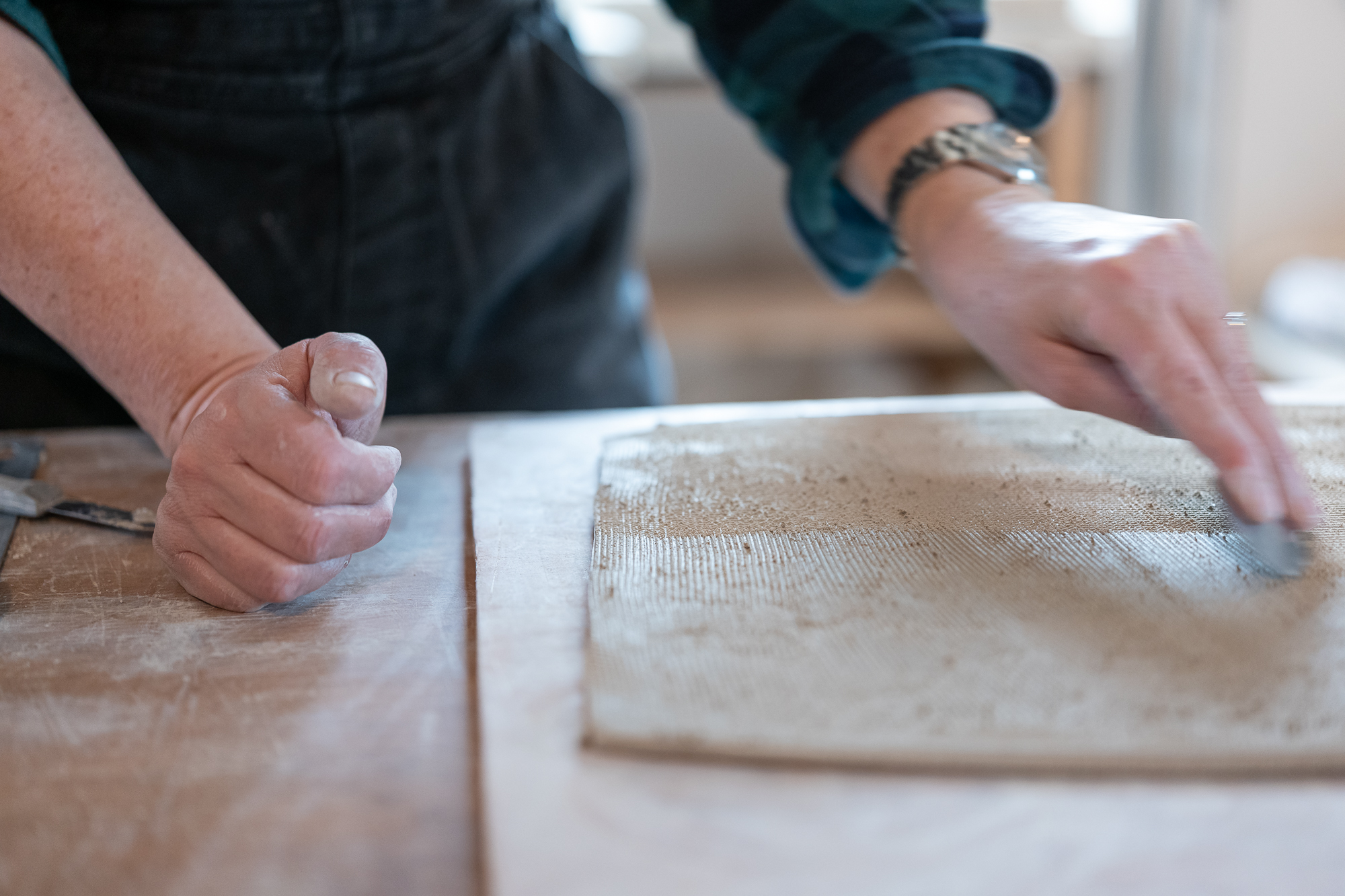 Reportage photos et portrait de Marie Fougerol, Céramiste d'art contemporaine. Synopsis à disposition