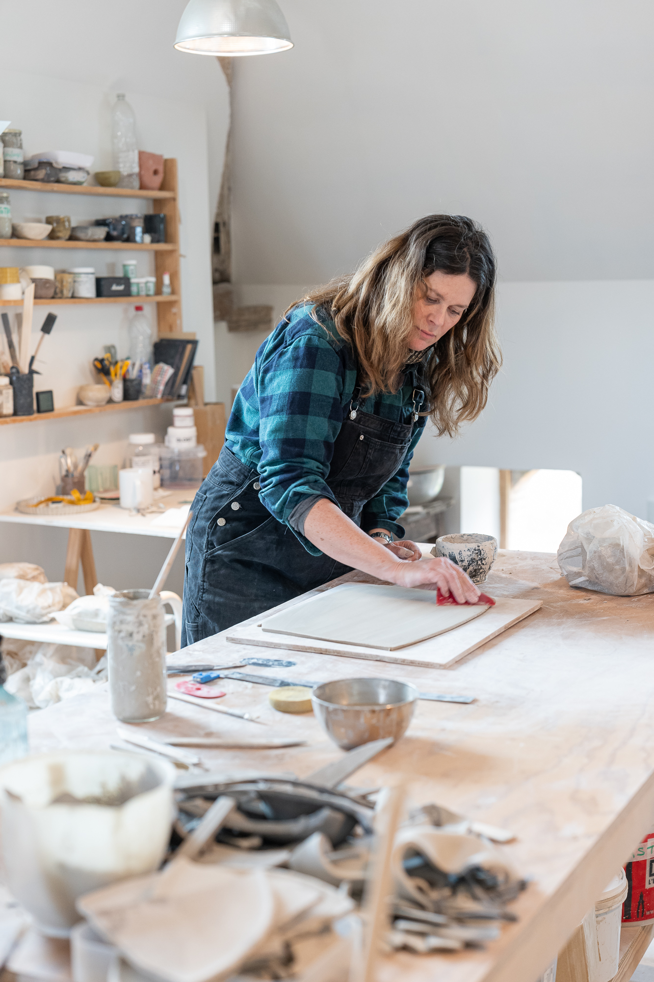 Reportage photos et portrait de Marie Fougerol, Céramiste d'art contemporaine. Synopsis à disposition