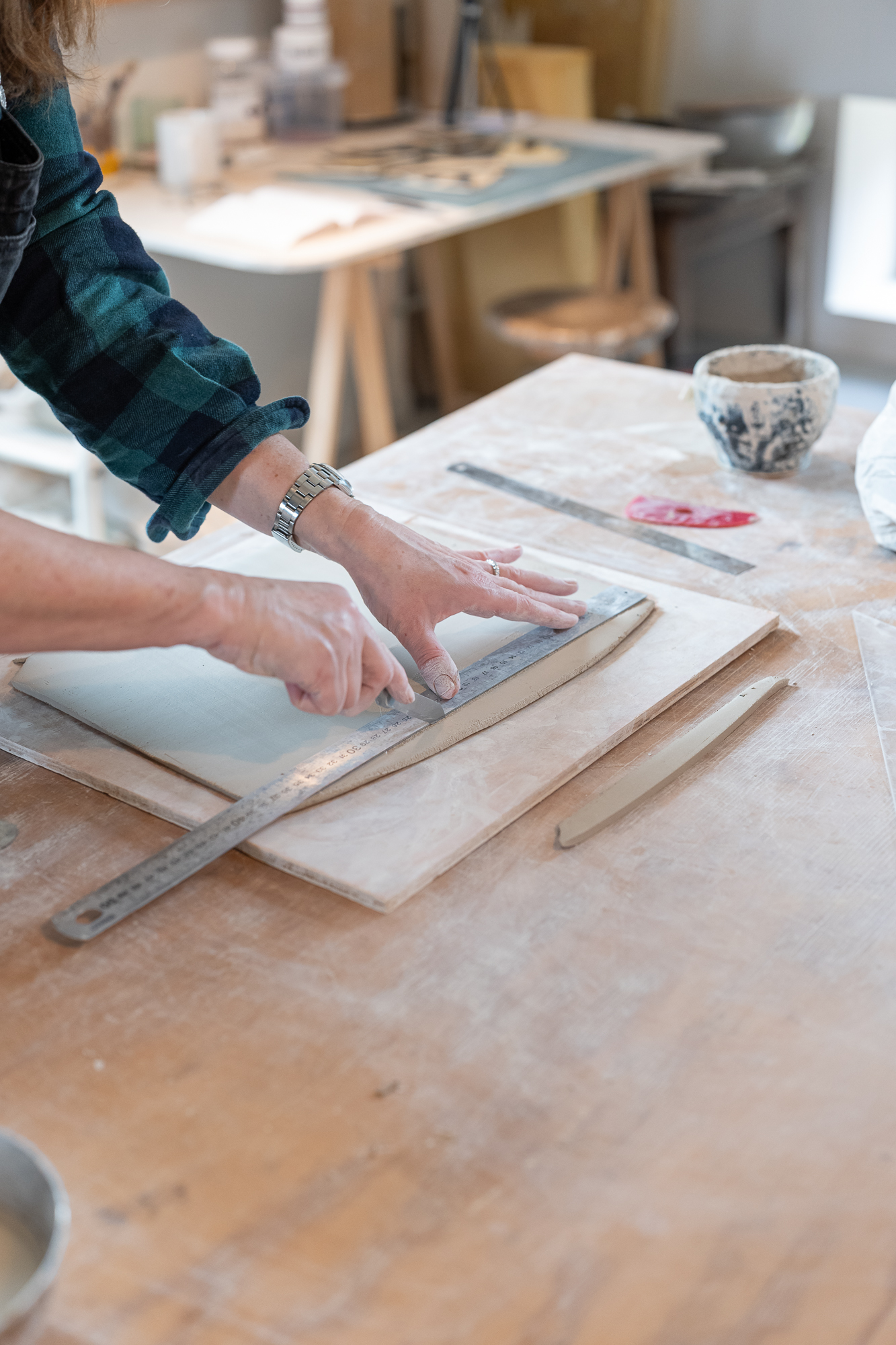 Reportage photos et portrait de Marie Fougerol, Céramiste d'art contemporaine. Synopsis à disposition